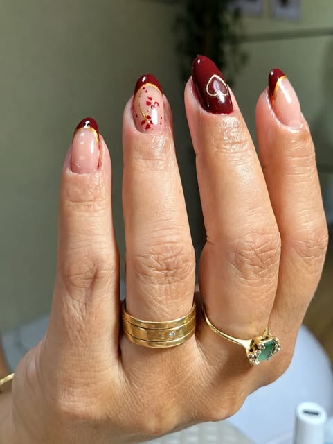 Unhas vermelhas com nail art personalizada